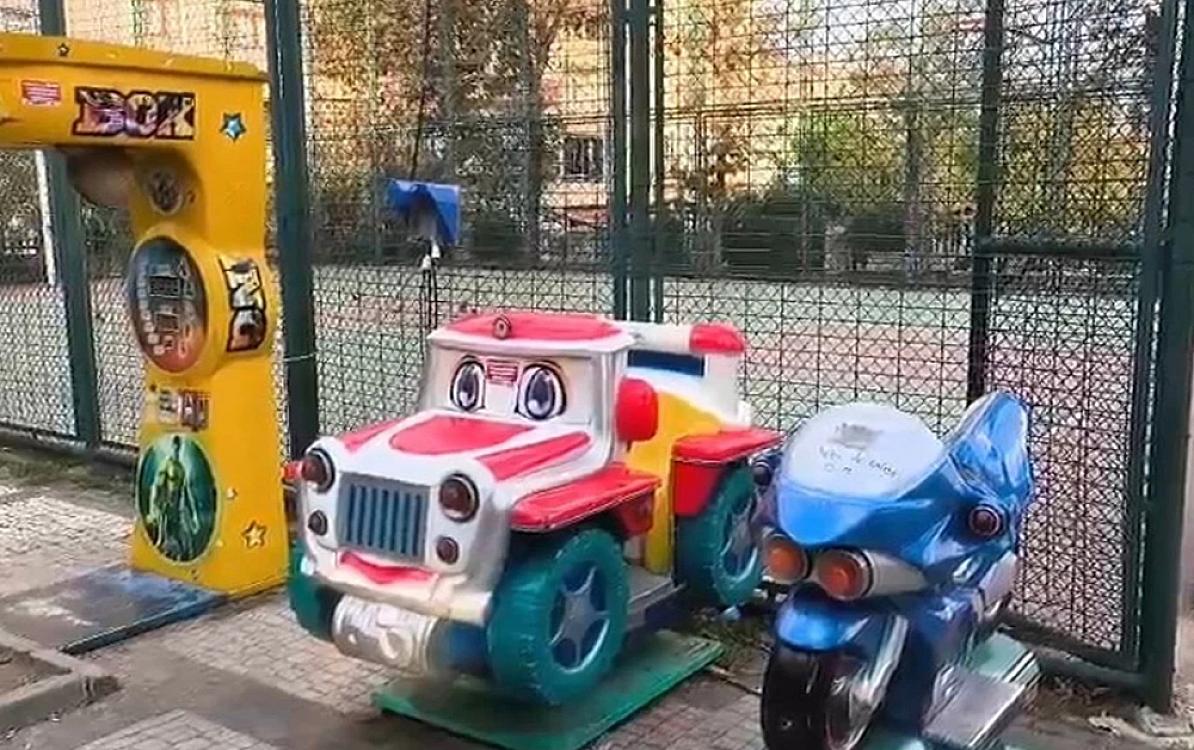 İstanbulda bir qrup uşağı parkda elektrik vurub