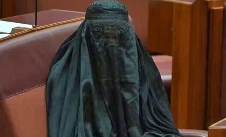 Burqa  geyinib senat 