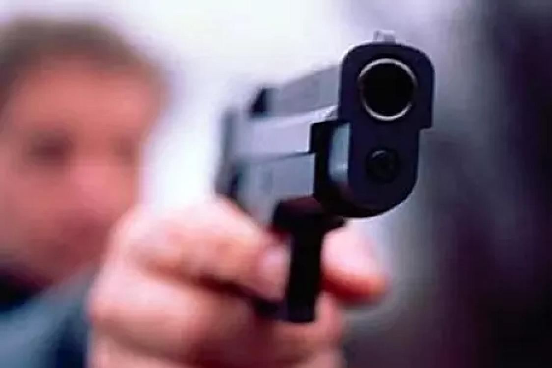 Polis iş yerində məşuqəsinin üzünə 