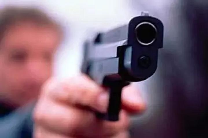 Polis iş yerində məşuqəsinin üzünə 