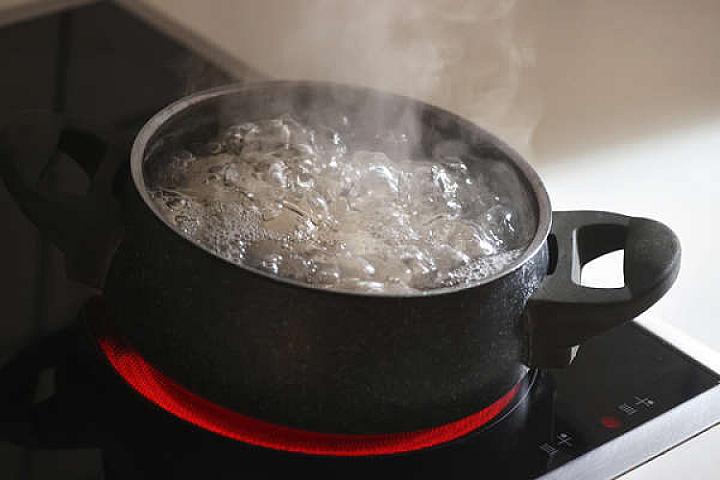 Körpə anasının əlindən qaynar