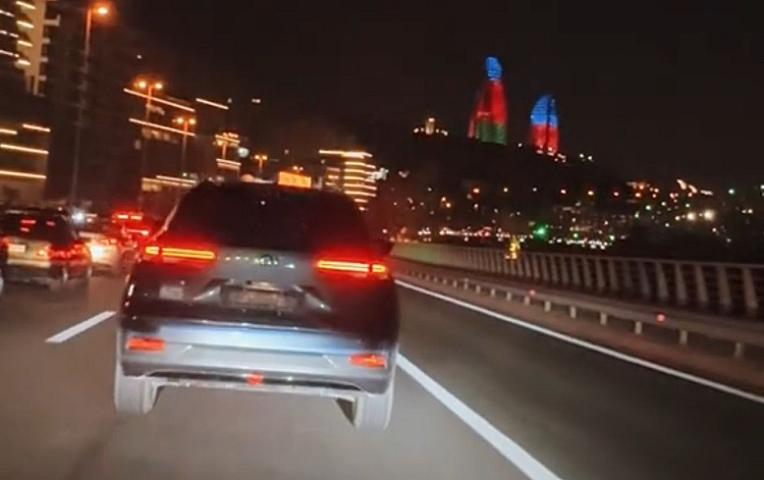 Nömrəni söküb avtobus zolağına girən sürücü 