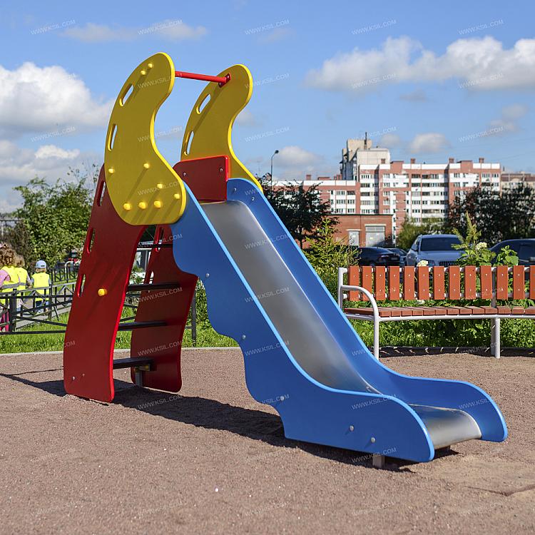 Uşaq sürüşkəndən yuvarlanaraq