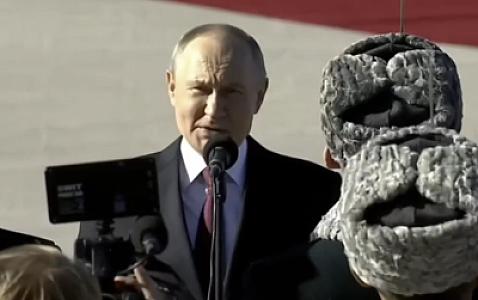 Putin qırğızıstanlı hərbçiləri öz dilində salamladı -