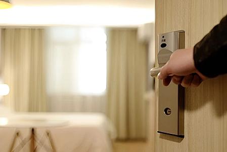 Tanınmış aktrisa hoteldə huşsuz vəziyyətdə tapıldı - 