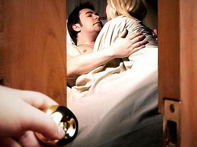 Həmkəndlisini arvadı ilə... - 