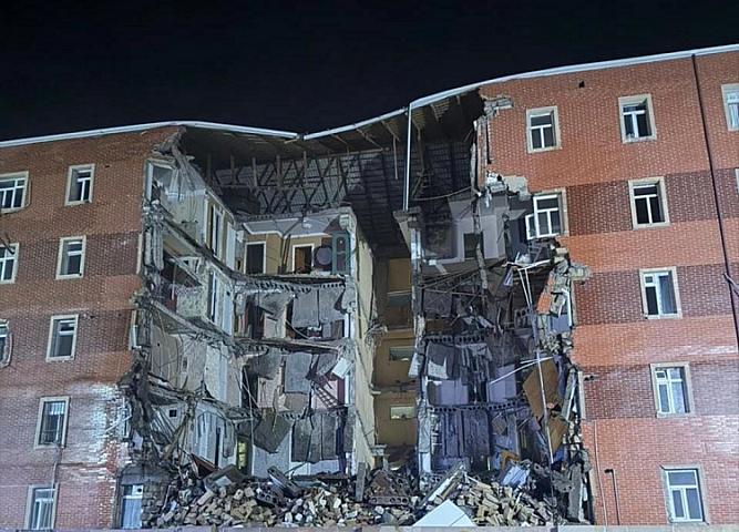 Goranboyda binanın blokunun uçma anı -