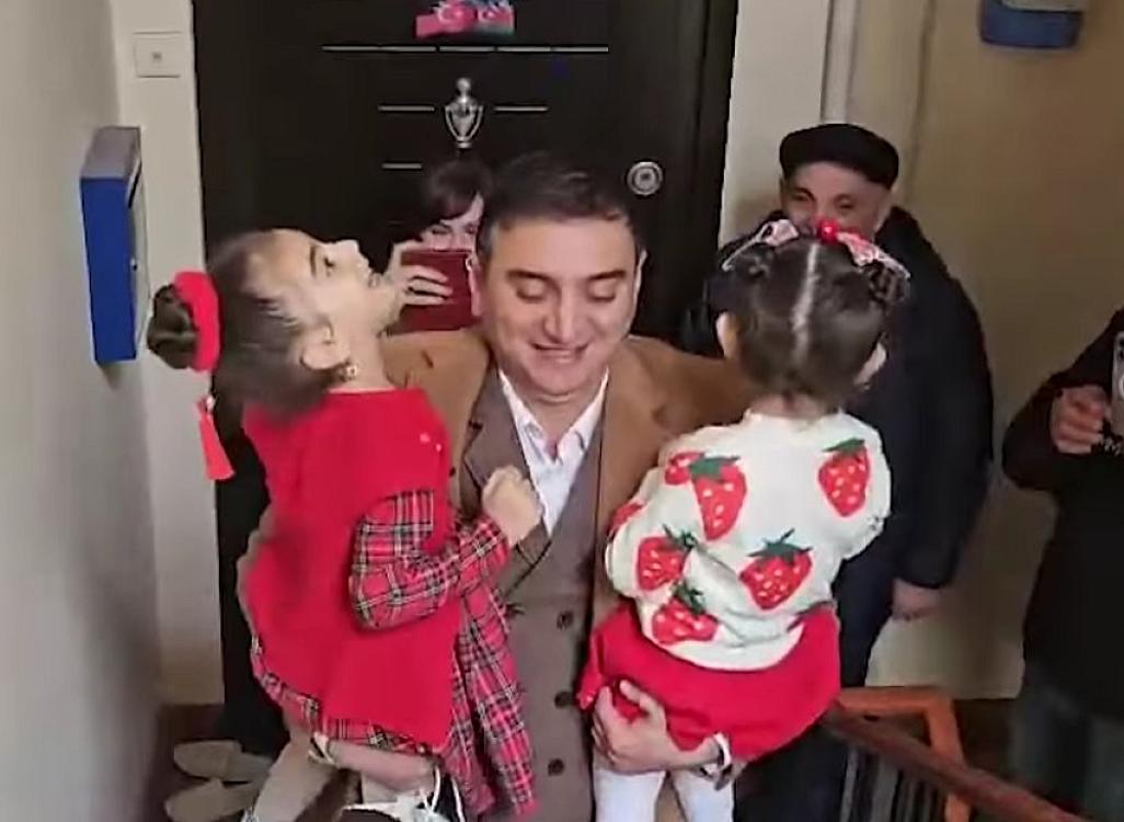 Azadlığa çıxan jurnalistin evə dönüşü – Əziz Orucov belə qarşılandı -