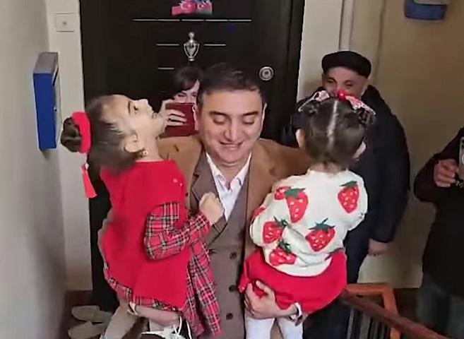 Azadlığa çıxan jurnalistin evə dönüşü – Əziz Orucov belə qarşılandı -