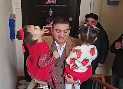 Azadlığa çıxan jurnalistin evə dönüşü – Əziz Orucov belə qarşılandı -