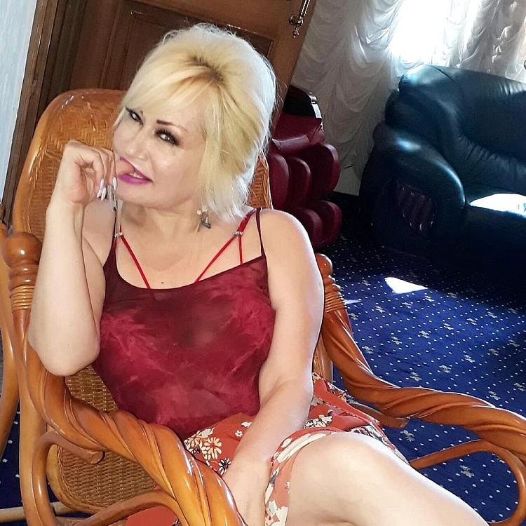 Oğlunun toyunda geyindiyi açıq-saçıq libasdan 