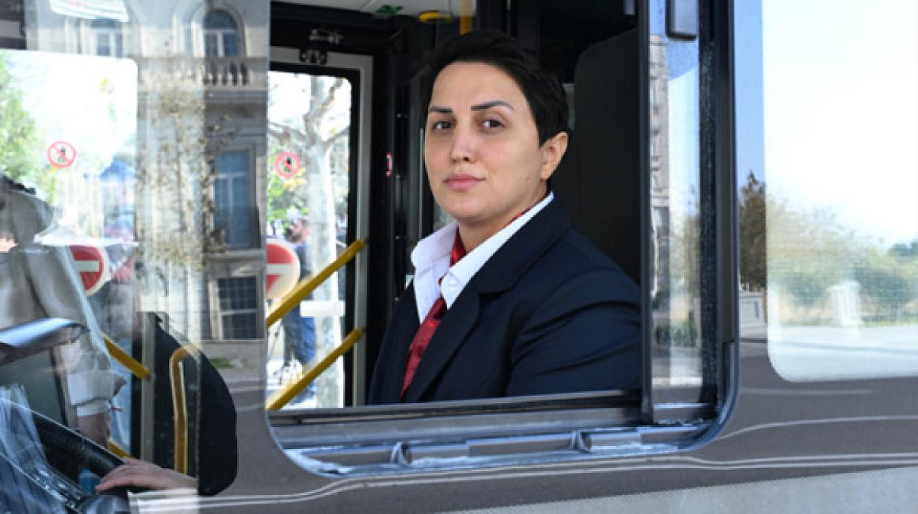 Müəllimi avtobus sürücülüyünə məcbur edən budur...