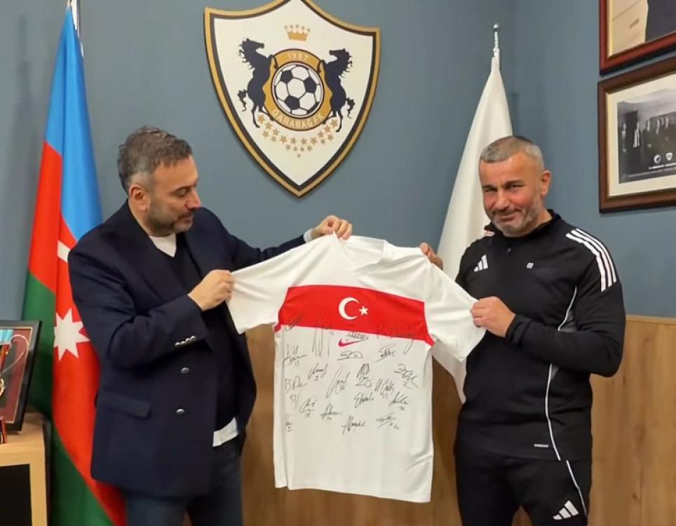  Türkiyəli məşhurdan Qurban Qurbanova hədiyyə