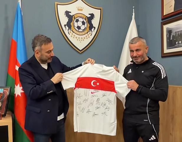  Türkiyəli məşhurdan Qurban Qurbanova hədiyyə