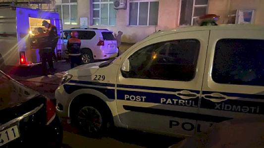 Yanğın başlayan binadan sakinlər təxliyə olunurlar - 