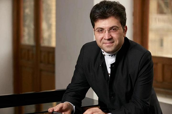 Əməkdar artist Əyyub Quliyevə 