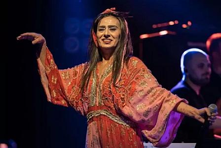 Məşhur müğənni səhnədə "parik"ini çıxarıb yallı getdi - 