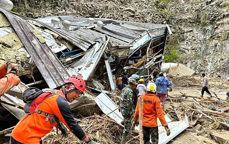 İndoneziyada sel fəlakəti - 