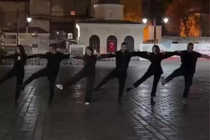 Məscid önündə rəqs edən qrup gündəm oldu - 