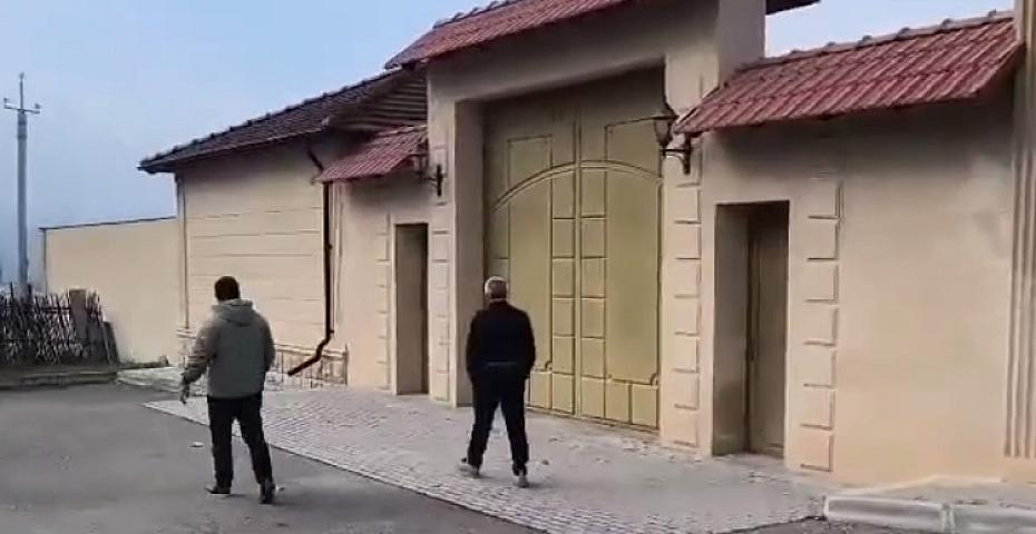 Eks-deputat "makler" adı ilə Ramiz Mehdiyevin villasını çəkdi - 