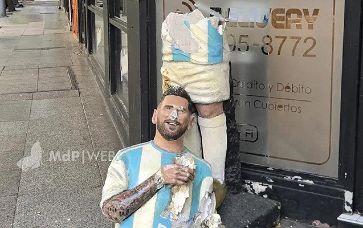 Статую Месси разрезали на две части -