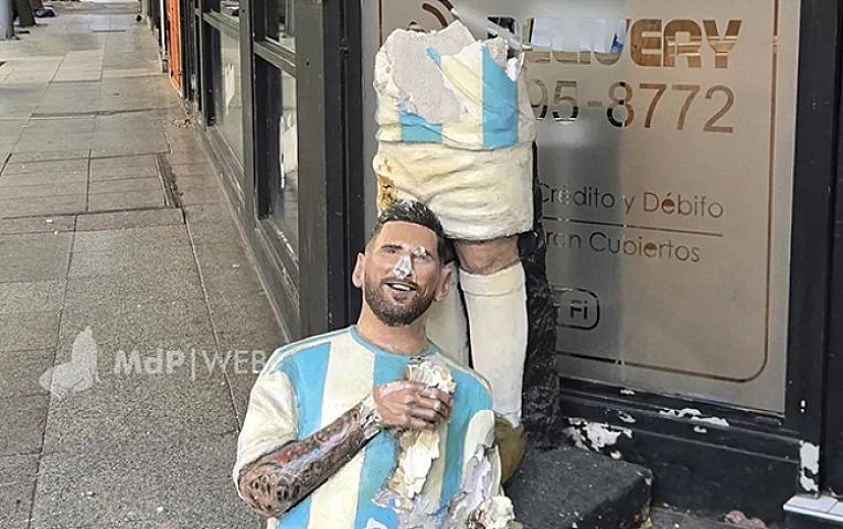 Статую Месси разрезали на две части -