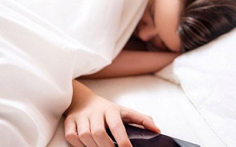 Gecə telefon istifadə edənlərin 