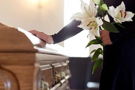 Qadın vəfat etmiş sevgilisi ilə 