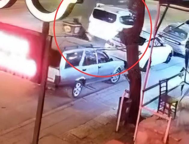 Kuryerin üzündən bıçaqlayıb qaçdılar – 