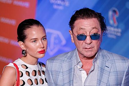 Müğənnin 19 yaşlı nişanlısı toy barədə 