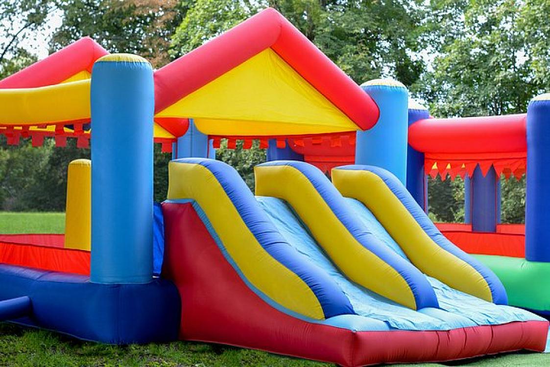 Külək uşaqların olduğu batutu 