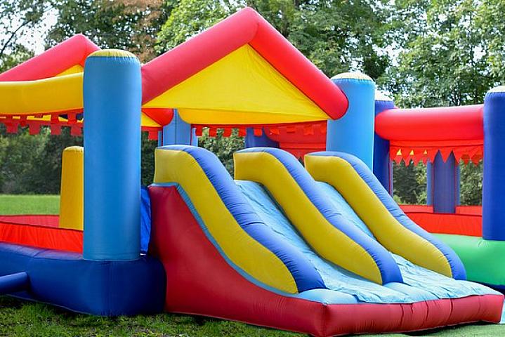 Külək uşaqların olduğu batutu 