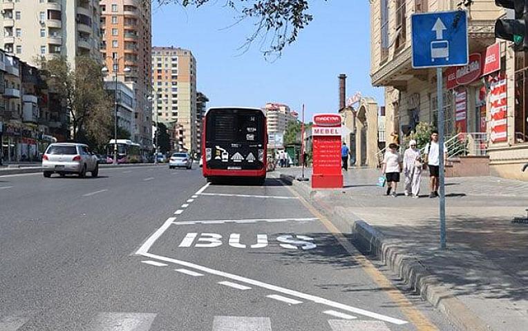 Daha bir küçədə avtobus zolağında minib-düşmə yeri yaradıldı