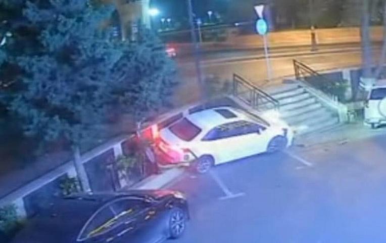 Qəzaya uğrayan maşın restoranın həyətinə düşdü - 