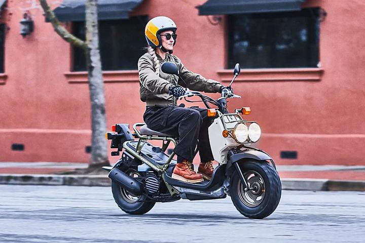 Dəbilqəsiz moped idarə edənlər 