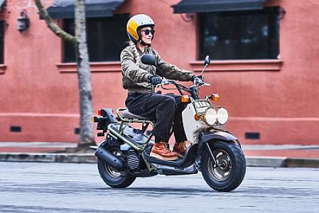 Dəbilqəsiz moped idarə edənlər 