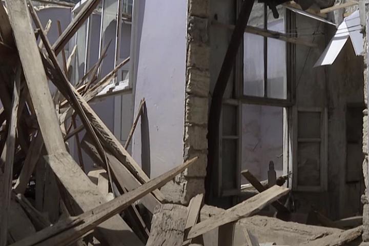 “Sovetski”də yağış sökülən evlərin qonşuluğunda yaşayanların mənzilinə keçib -