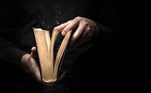 Yazıçı: “Məni sıradan çıxarmaq üçün necə hoqqalar verdiyini öyrənəndə əlim üzümdə qalmışdı”