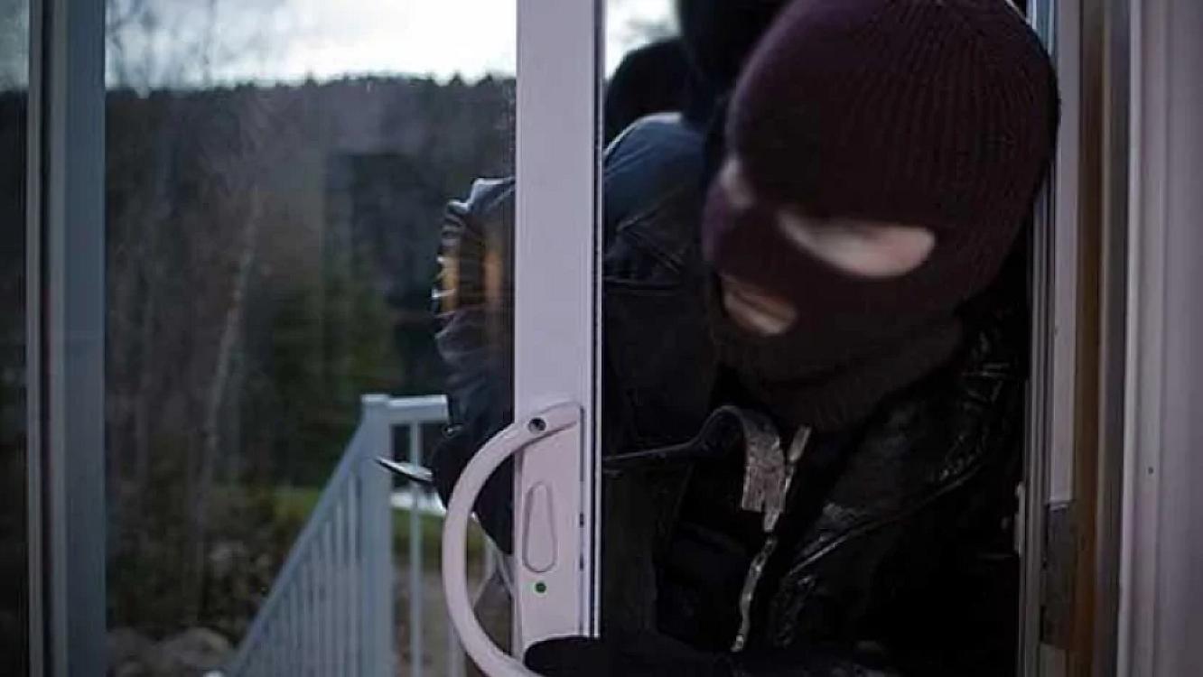 Nazirin evi qarət olundu - 