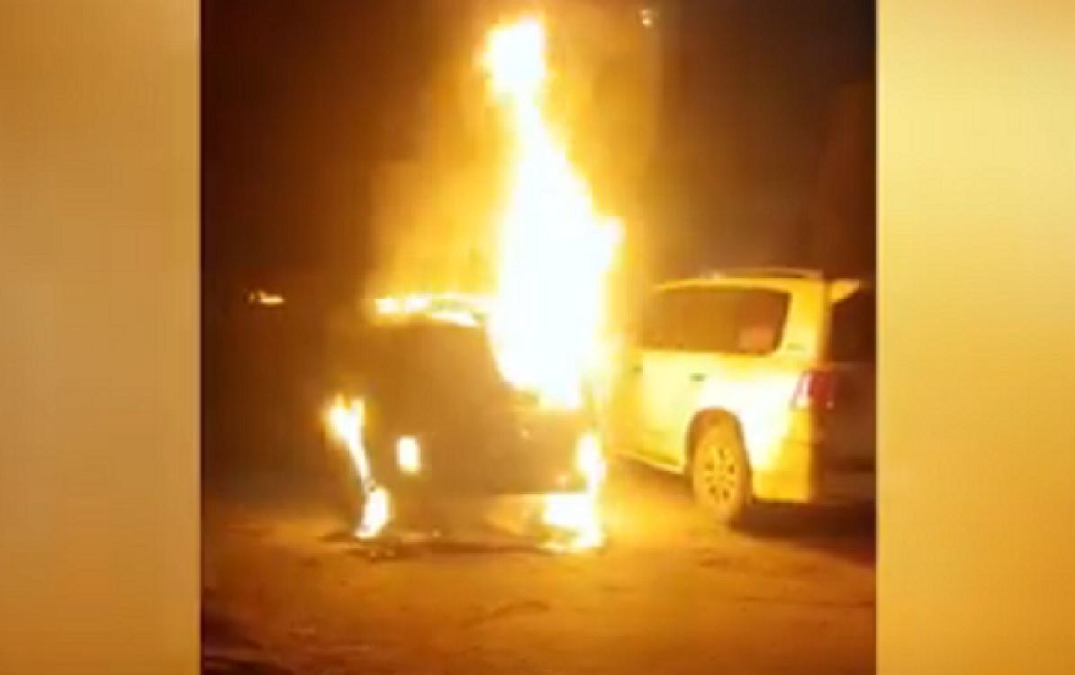 Bakıda hotelin qarajında 2 avtomobil 