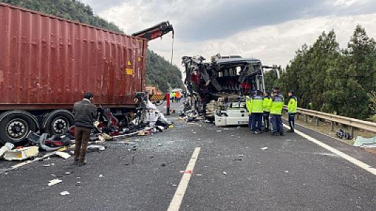 Türkiyədə avtobusla yük maşını toqquşdu - 
