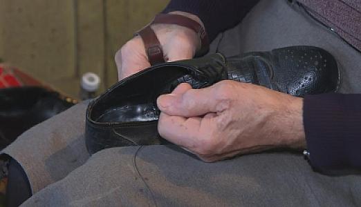 13 min avroluq ayaqqabını qızdan çəkinib təmirə götürmədim - 