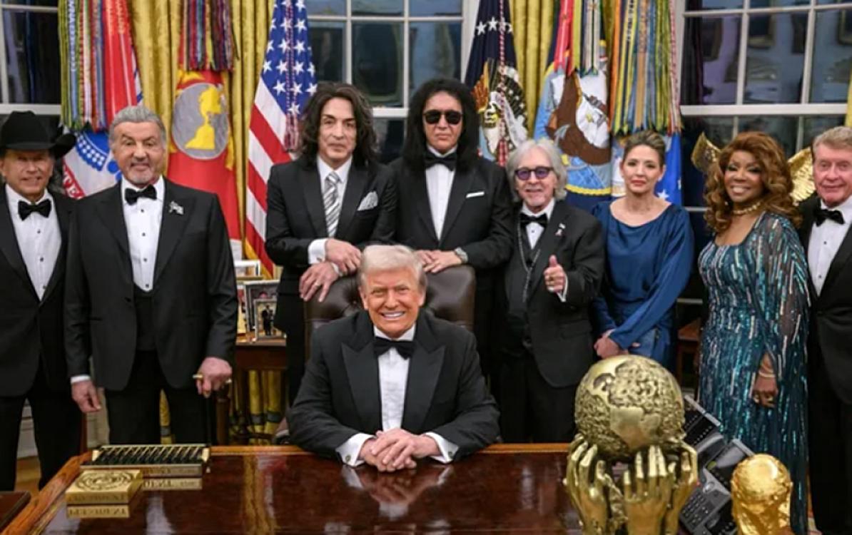 Tramp onları təltif etdi -