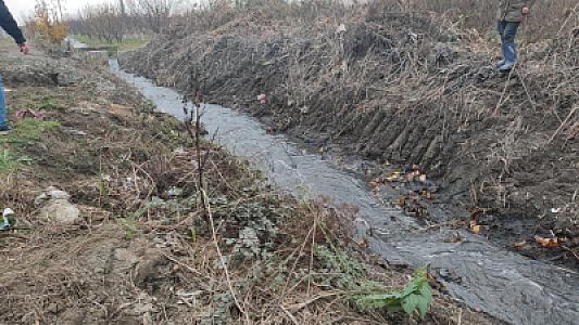 Xaçmazda minik avtomobili dərəyə aşıb