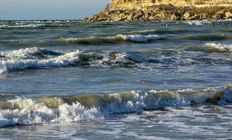 Xəzər dənizindən qum-çınqıl oğurlayanlar 