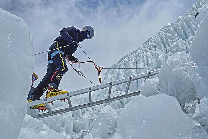 Alpinist sevgilisini dağda yalnız qoydu - 