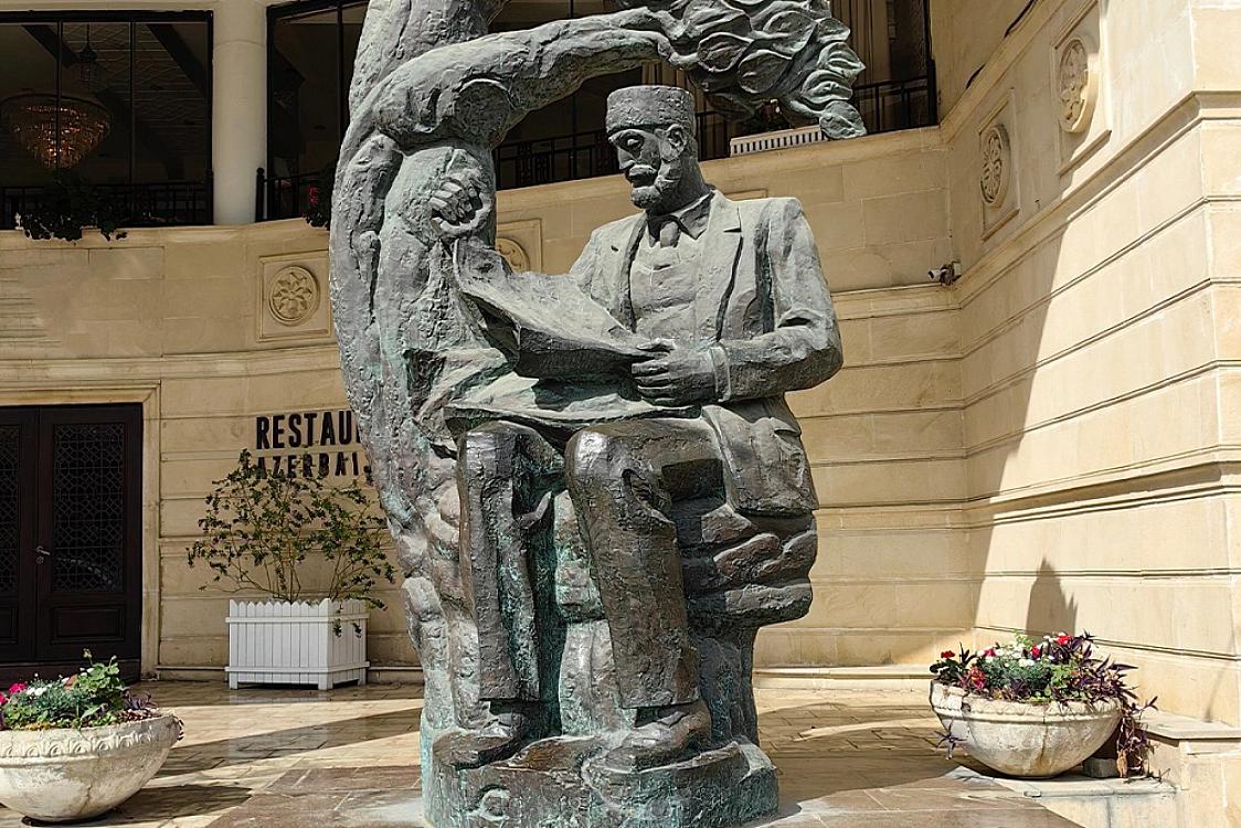 Анар: «Памятник Гасану бею Зардаби выглядит как швейцар ресторана»