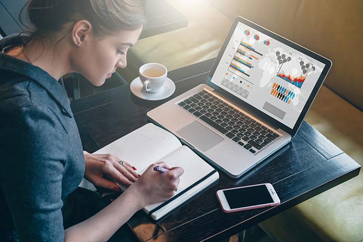 Kompüterlə işləyən insanlara