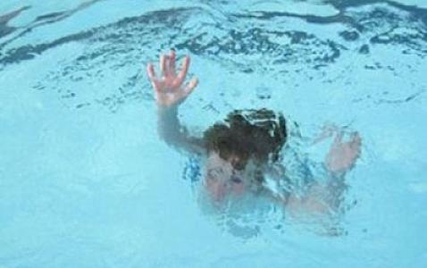 Üç yaşlı uşaq hovuza düşərək 