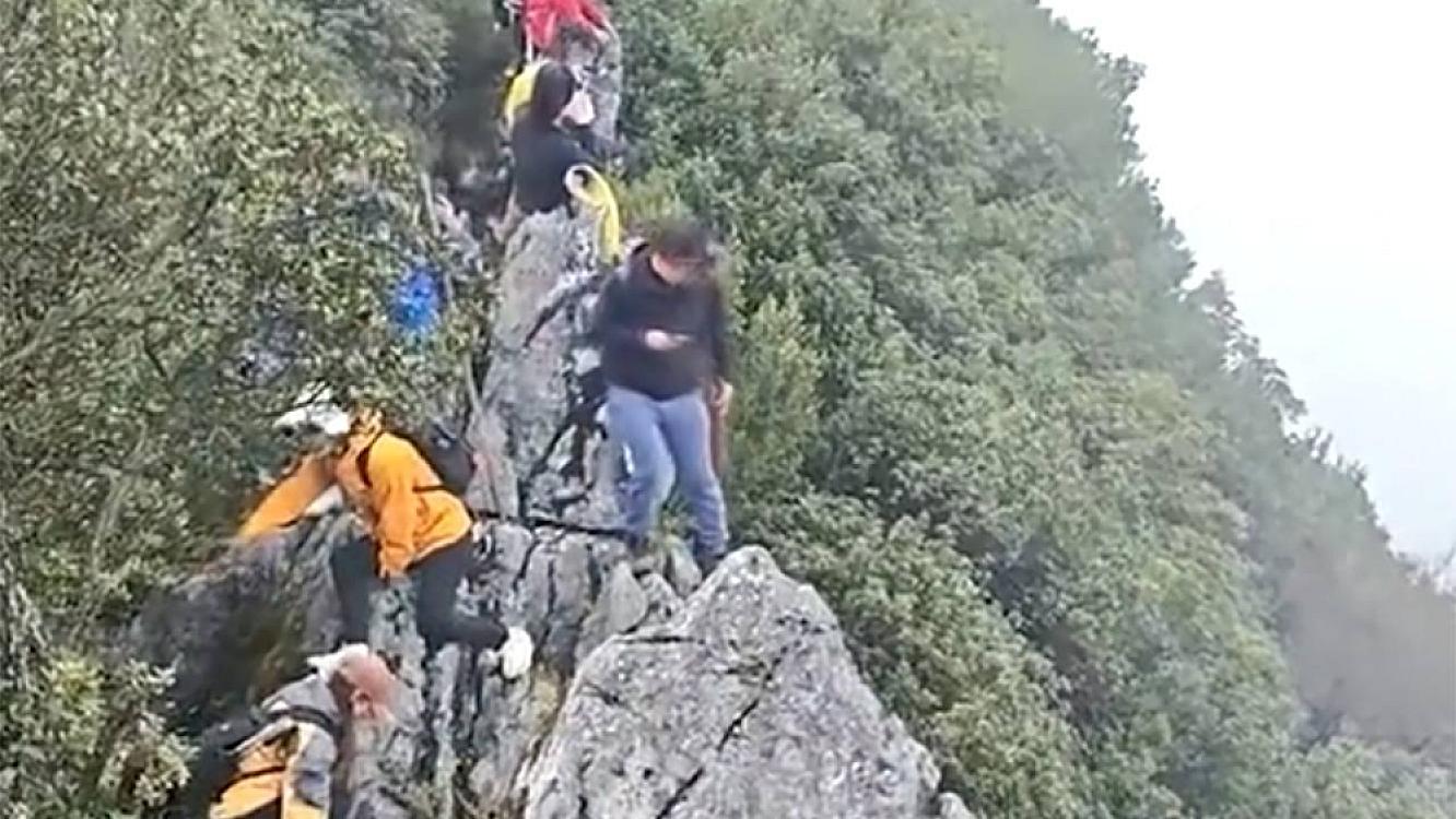 Selfi çəkdirmək istəyən turist 